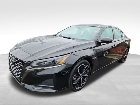 Used 2025 Nissan Altima 2.5 SR w/ SR Premium Package image 3