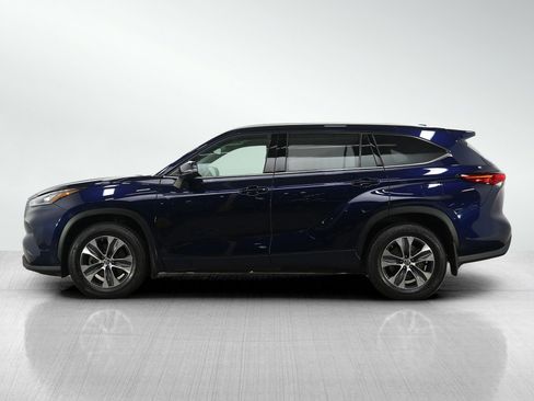 Used 2022 Toyota Highlander XLE image 2