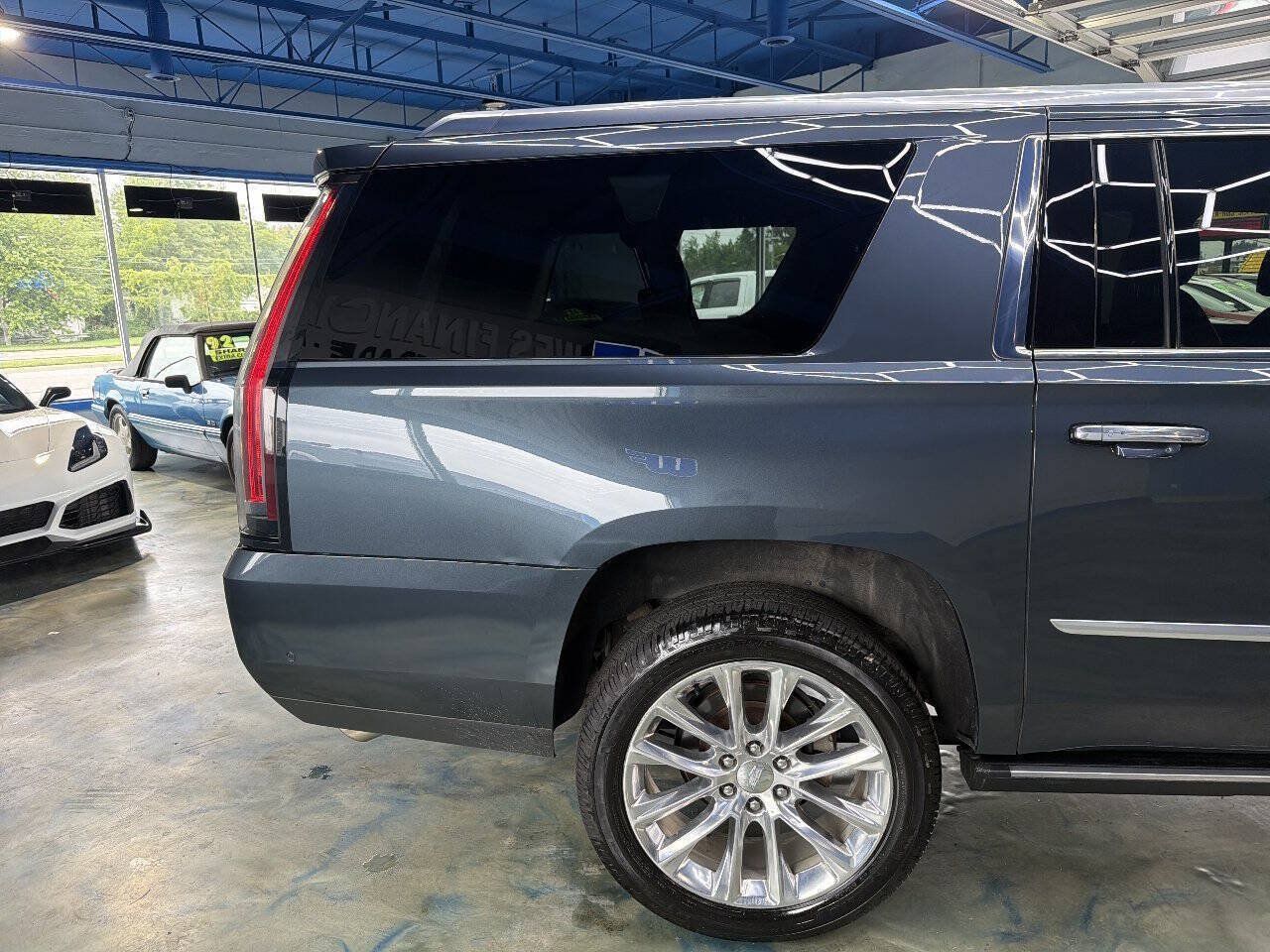 Used 2020 Cadillac Escalade ESV Premium Luxury AWD/4WD image 26