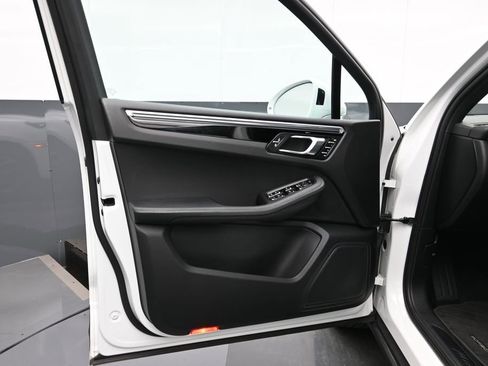 Certified 2023 Porsche Macan AWD/4WD image 8