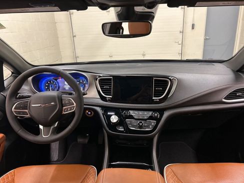 Used 2024 Chrysler Pacifica Pinnacle w/ Trailer Tow Group image 18