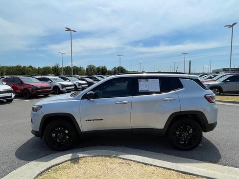 Used 2025 Jeep Compass Latitude w/ Altitude Special Edition AWD/4WD image 3