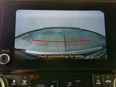 Used 2023 Toyota Highlander XLE AWD/4WD image 13