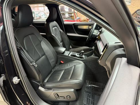 Used 2022 Volvo XC40 T4 Momentum FWD image 25
