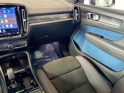 Used 2023 Volvo XC40 Recharge Ultimate image 22