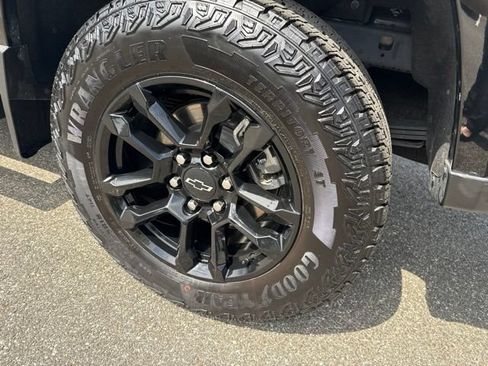 Used 2025 Chevrolet Colorado Z71 w/ Midnight Edition AWD/4WD image 9