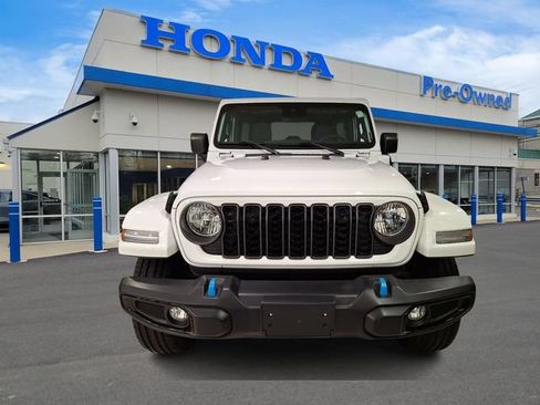 Used 2024 Jeep Wrangler Unlimited w/ Convenience Group AWD/4WD image 3