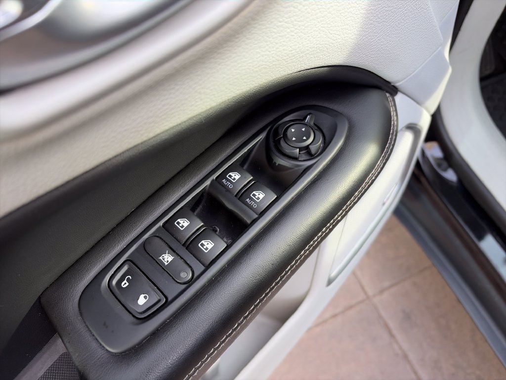 Used 2018 Jeep Compass Latitude w/ Popular Equipment Group AWD/4WD image 24