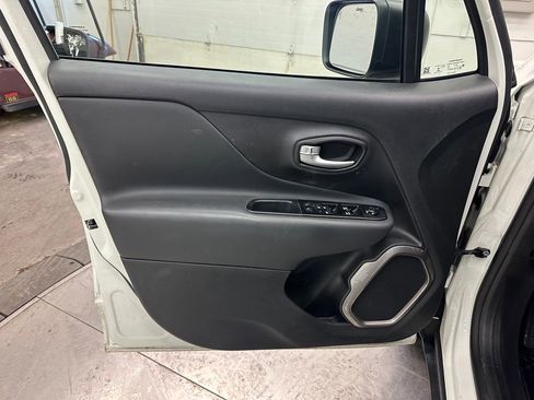 Certified 2022 Jeep Renegade Latitude w/ Convenience Group image 20