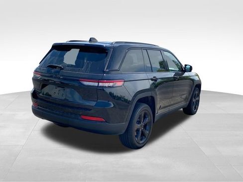 Used 2023 Jeep Grand Cherokee Altitude AWD/4WD image 3