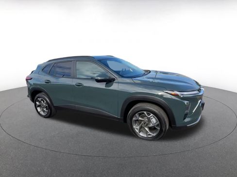 Used 2025 Chevrolet Trax LT image 2