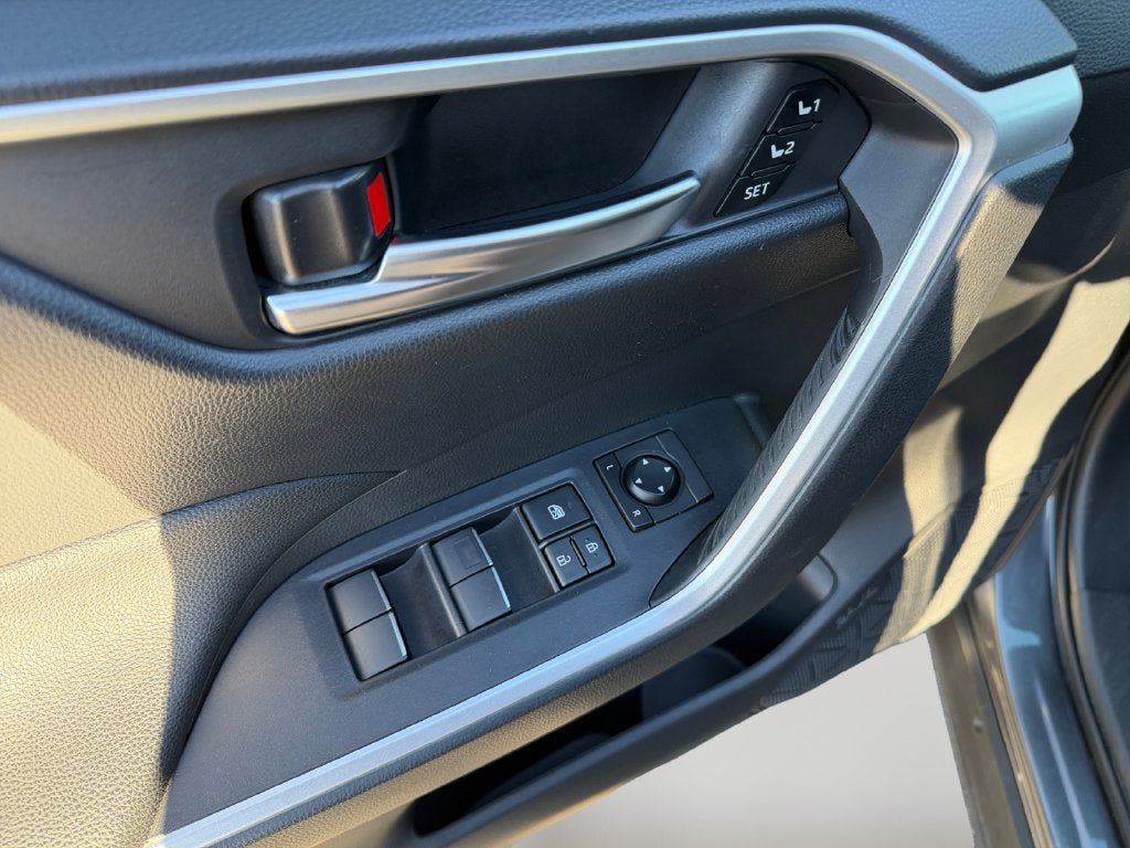 Used 2020 Toyota RAV4 XLE Premium AWD/4WD image 22