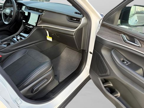 New 2026 Jeep Grand Cherokee Altitude AWD/4WD image 30