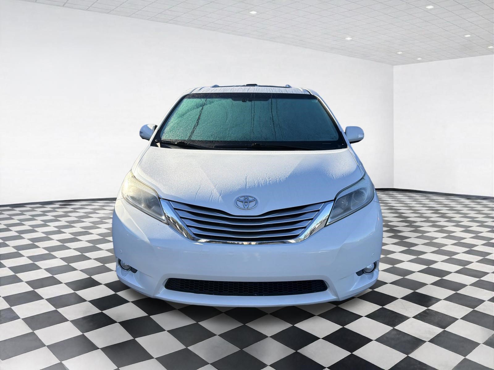 Used 2017 Toyota Sienna Limited Premium FWD image 2