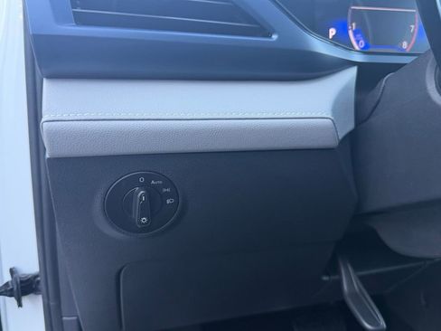 Used 2024 Volkswagen Taos SE image 25