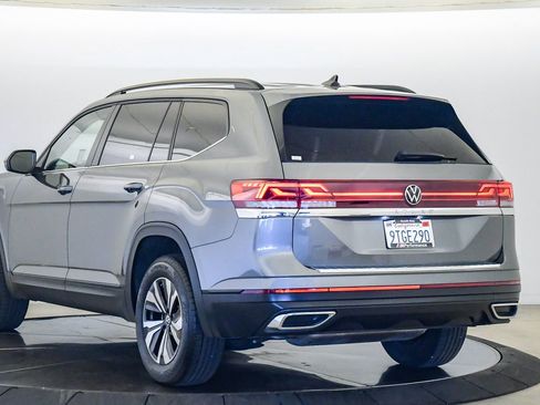 Used 2025 Volkswagen Atlas SE FWD image 2