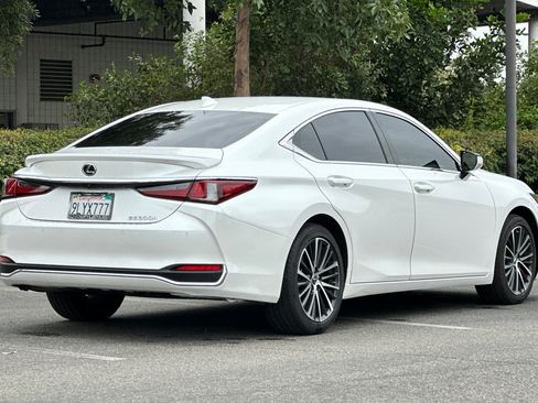 Used 2024 Lexus ES 300h w/ Premium Package FWD image 9