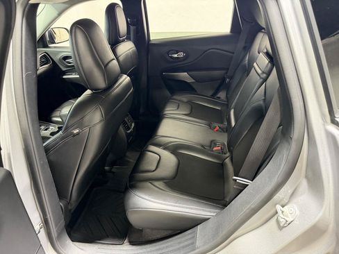 Used 2019 Jeep Cherokee Latitude Plus AWD/4WD image 37