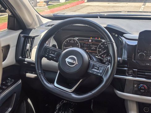 Used 2025 Nissan Pathfinder SL image 18