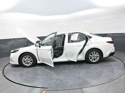 Used 2025 Toyota Camry LE image 30