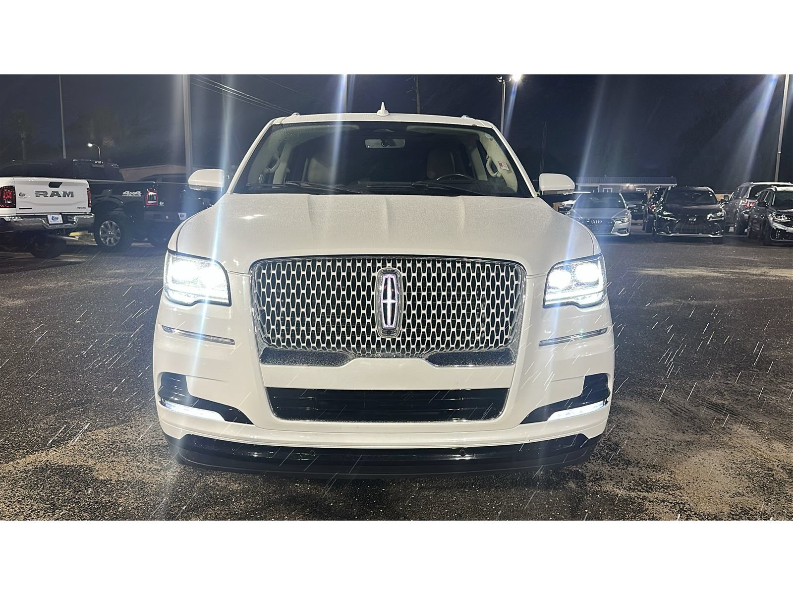 Used 2022 Lincoln Navigator Reserve AWD/4WD image 9