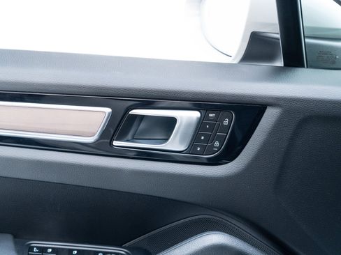 Used 2022 Porsche Cayenne Platinum Edition image 22