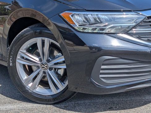 Used 2024 Volkswagen Jetta SE FWD image 9