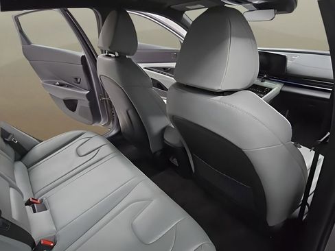 Certified 2025 Hyundai Elantra Limited image 17