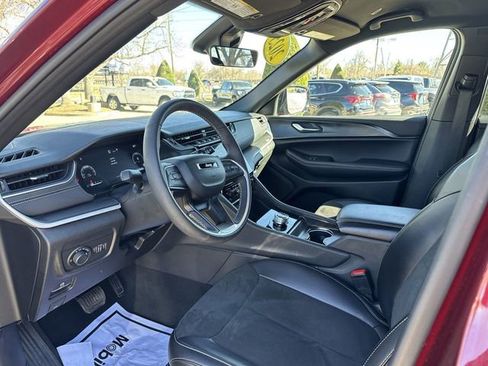 Used 2025 Jeep Grand Cherokee Altitude AWD/4WD image 11