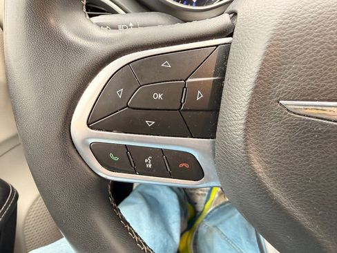 Used 2022 Chrysler Pacifica Touring-L image 28