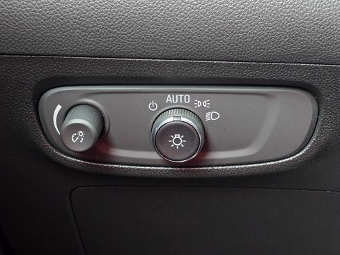 Used 2025 Buick Encore GX Preferred AWD/4WD image 19