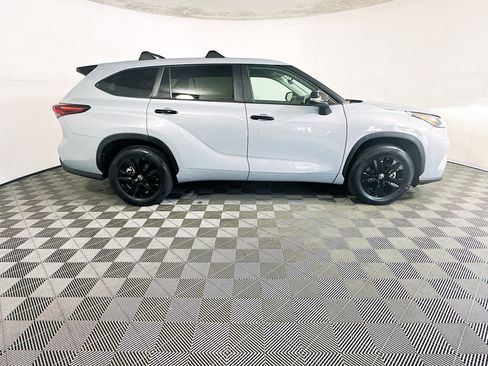 Used 2024 Toyota Highlander LE FWD image 2