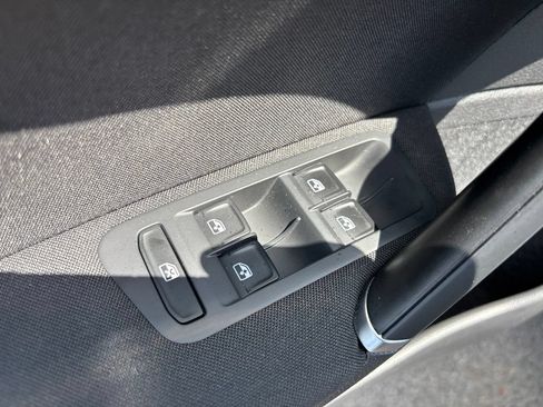 Used 2017 Volkswagen Golf S AWD/4WD image 17