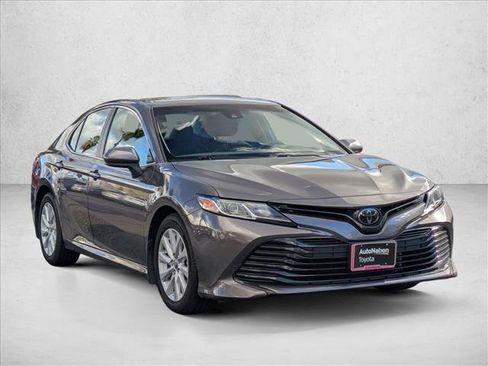Used 2020 Toyota Camry LE image 3