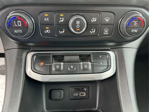 Used 2022 GMC Acadia SLT w/ Elevation Edition FWD image 17