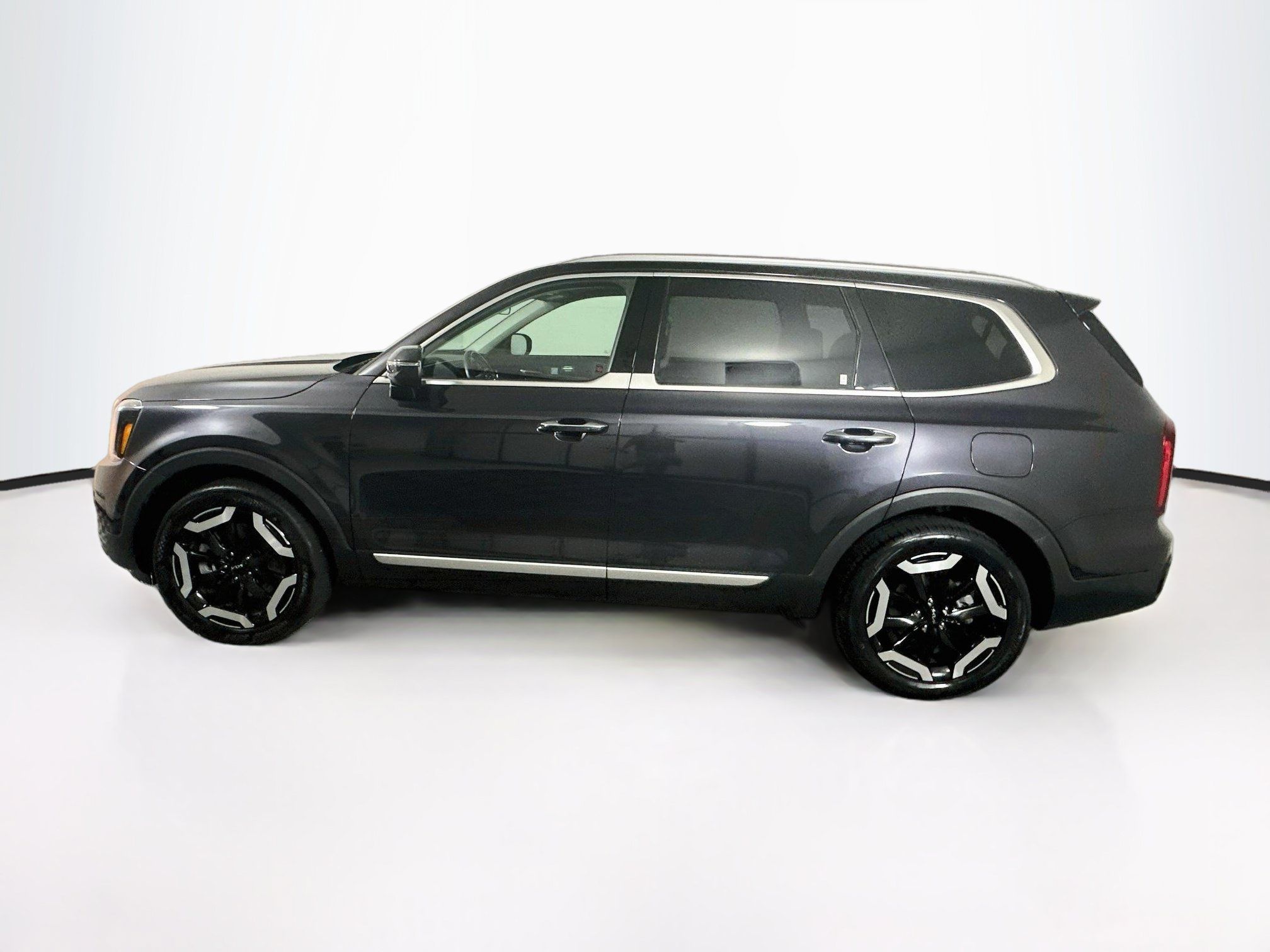 Used 2025 Kia Telluride S FWD image 4