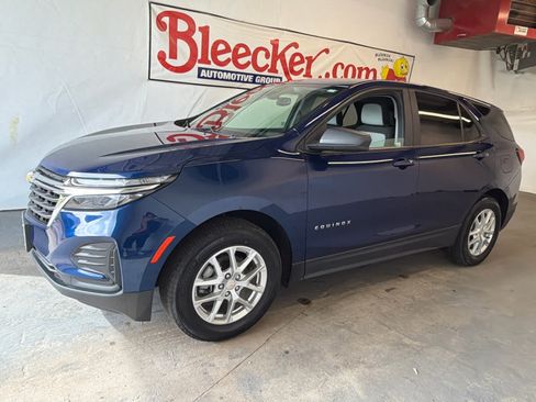 Used 2023 Chevrolet Equinox LS w/ LS Convenience Package FWD image 2