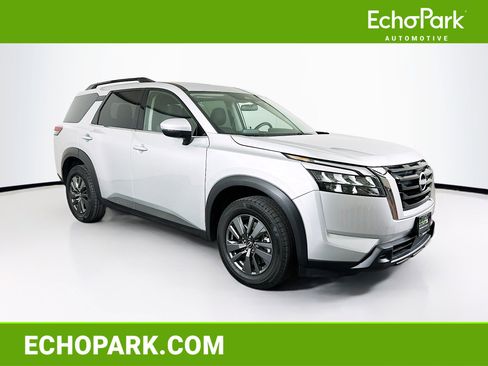 Used 2025 Nissan Pathfinder SV FWD image 1
