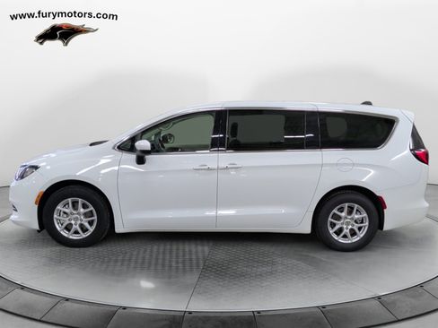 Used 2022 Chrysler Voyager LX image 6