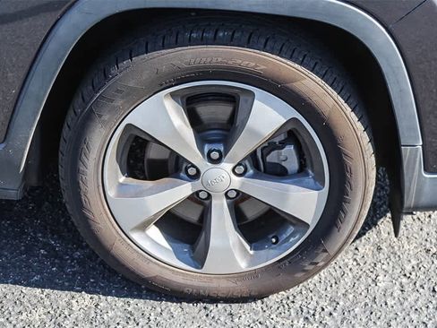 Used 2019 Jeep Cherokee Limited image 13