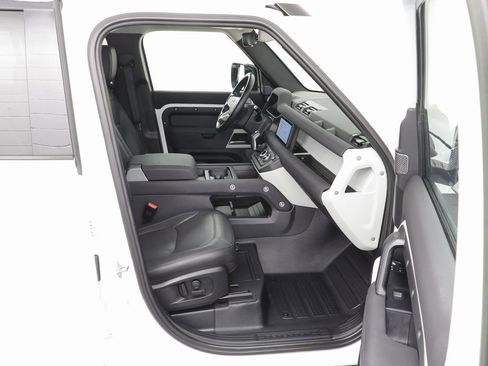 Used 2023 Land Rover Defender 110 SE image 19