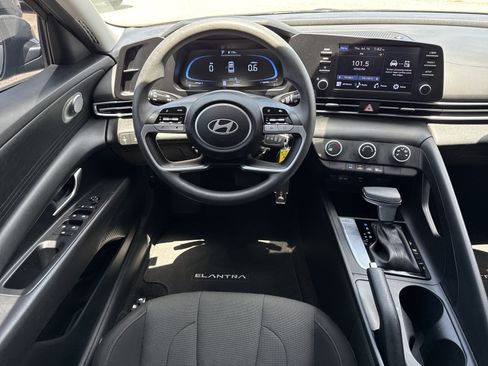 Certified 2025 Hyundai Elantra SE FWD image 15