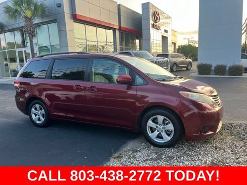 Used 2014 Toyota Sienna LE FWD image 2