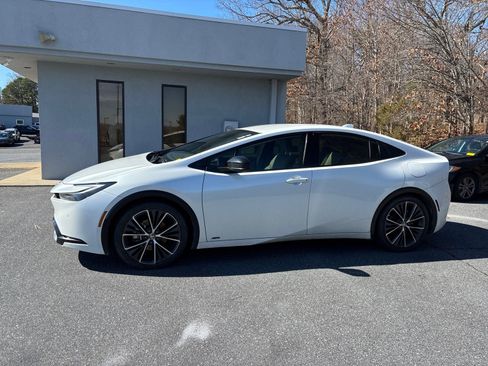 Used 2024 Toyota Prius XLE image 3