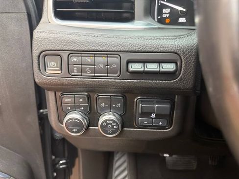 Used 2021 GMC Yukon Denali w/ Denali Ultimate Package AWD/4WD image 22