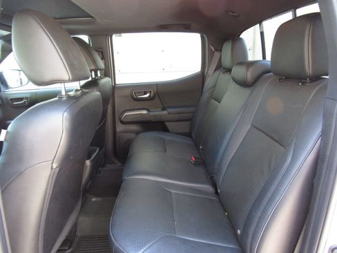 Used 2023 Toyota Tacoma TRD Sport w/ TRD Premium Sport Package AWD/4WD image 19