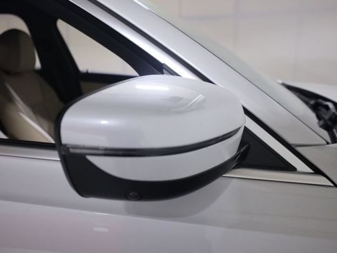 Used 2025 BMW 330i xDrive Sedan w/ Premium Package AWD/4WD image 77