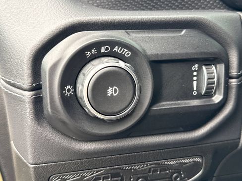 Used 2025 Jeep Wrangler Unlimited Rubicon w/ Technology Group AWD/4WD image 15