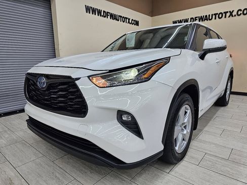 Used 2023 Toyota Highlander LE image 2