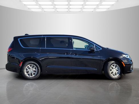 New 2026 Chrysler Pacifica Select image 3